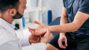 Lesione della mano durante visita specialistica