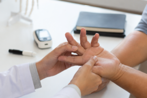 Diabete e complicanze della mano con formicolio e rigidità